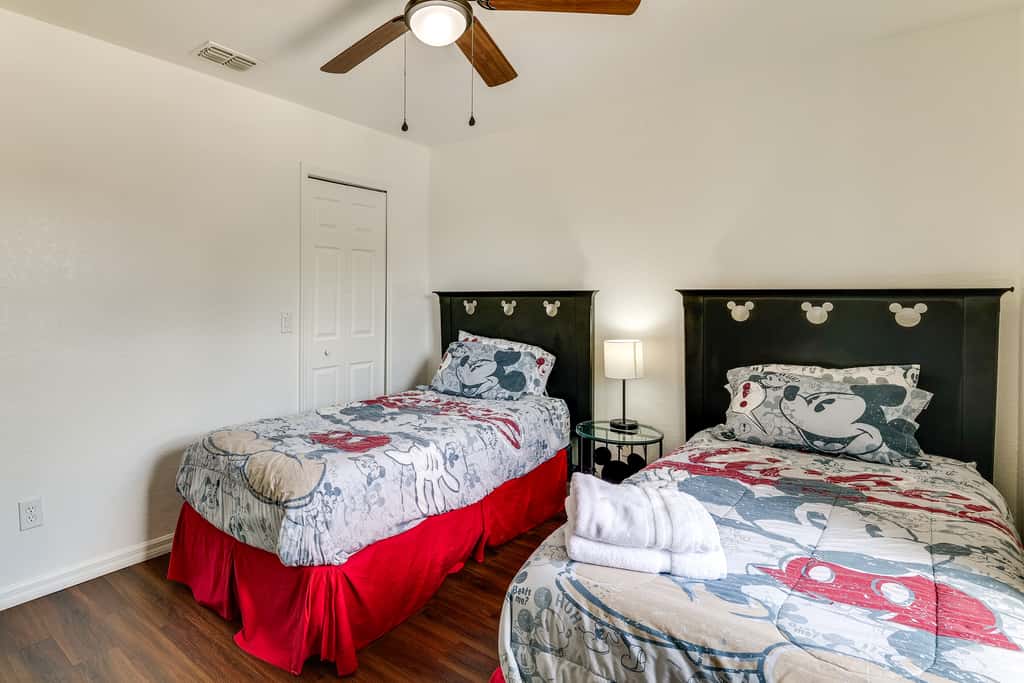 Pet-Friendly Davenport Townhome: 9 Mi to Disney!
