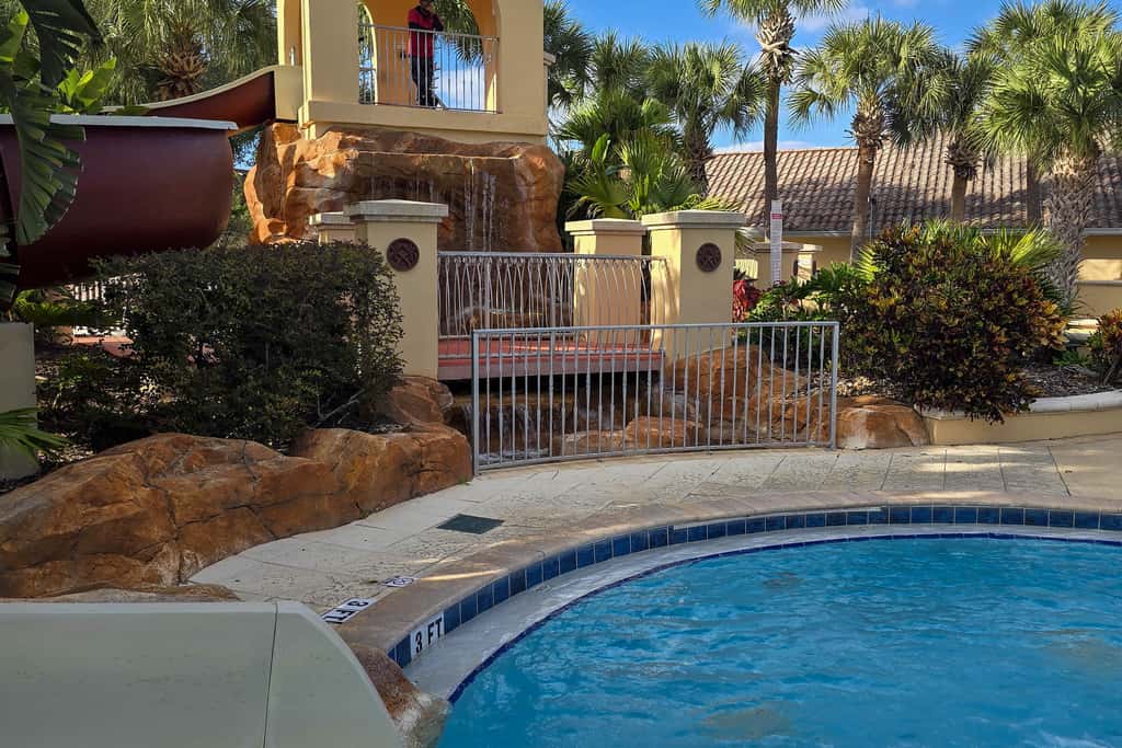Pet-Friendly Davenport Townhome: 9 Mi to Disney!