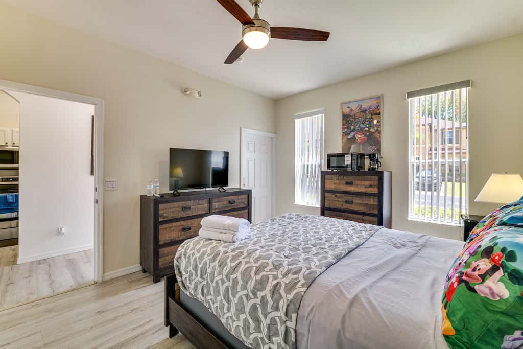 Pet-Friendly Davenport Townhome: 9 Mi to Disney!