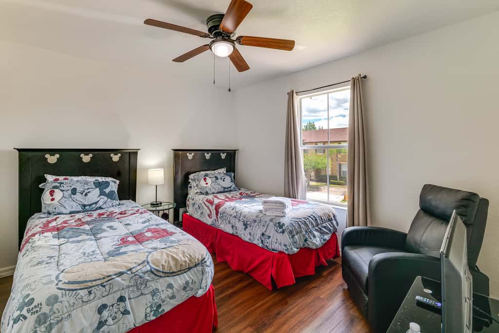 Pet-Friendly Davenport Townhome: 9 Mi to Disney!