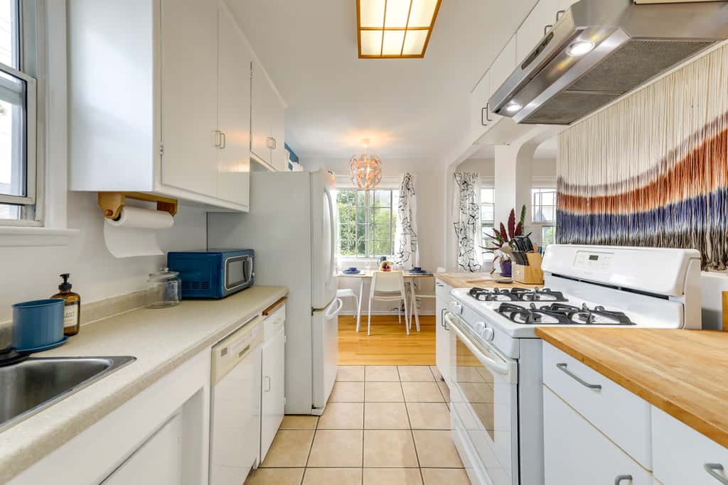 Spacious Furnished 1BR; Garage Parking; Garden
