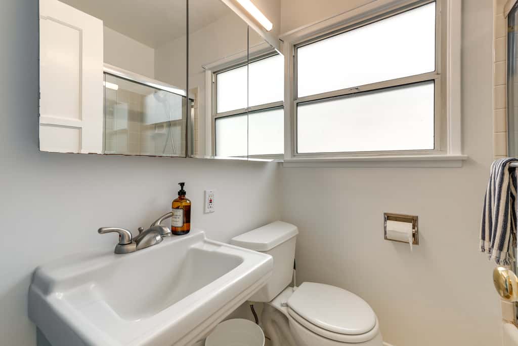 Spacious Furnished 1BR; Garage Parking; Garden