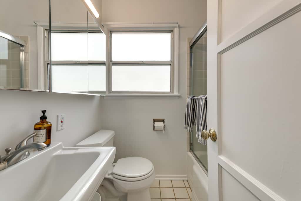 Spacious Furnished 1BR; Garage Parking; Garden