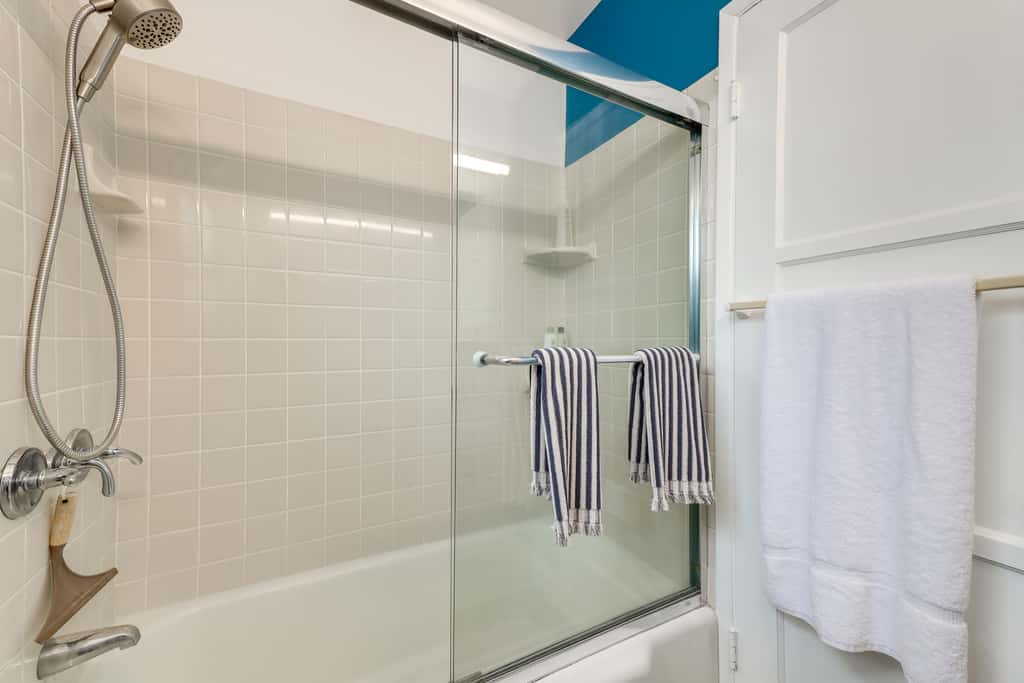 Spacious Furnished 1BR; Garage Parking; Garden