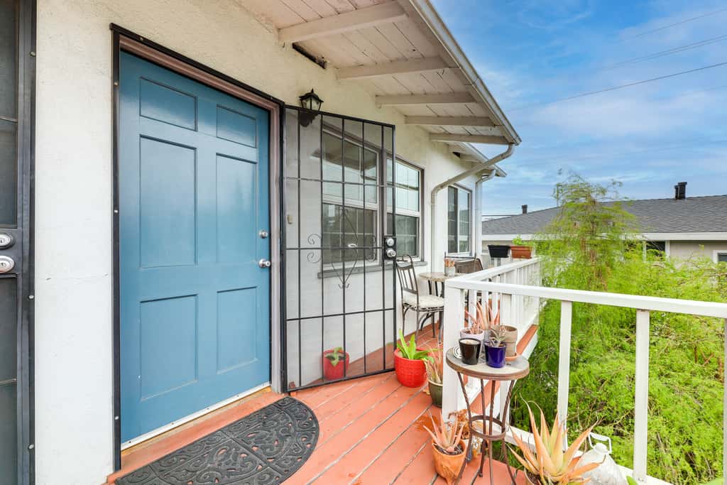 Spacious Furnished 1BR; Garage Parking; Garden
