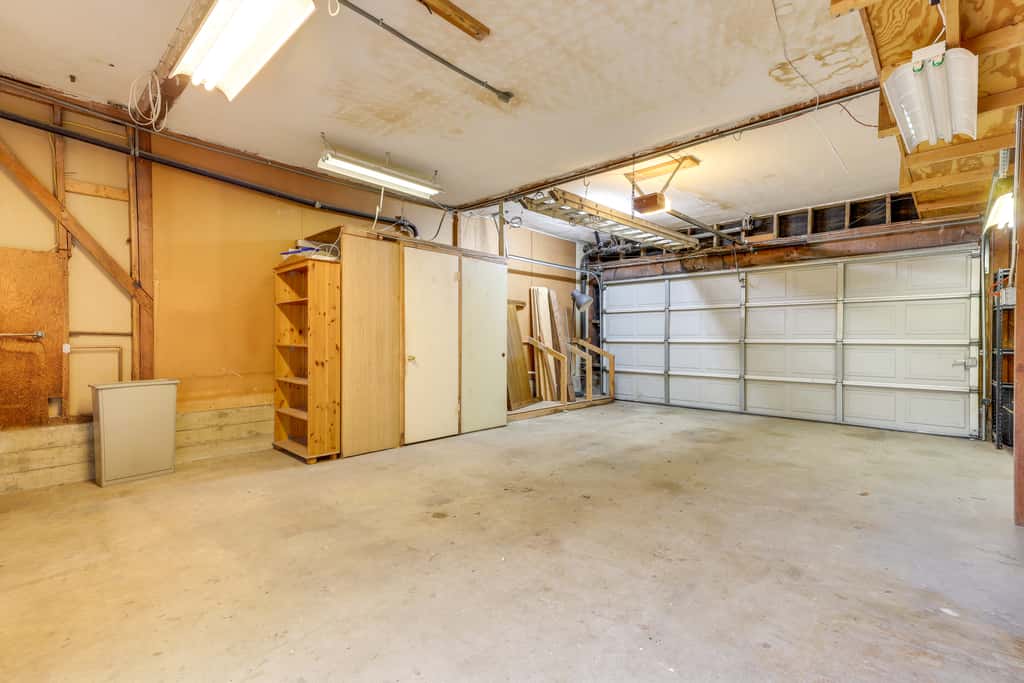 Spacious Furnished 1BR; Garage Parking; Garden