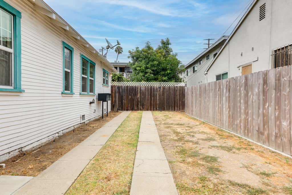 Spacious Furnished 1BR; Garage Parking; Garden