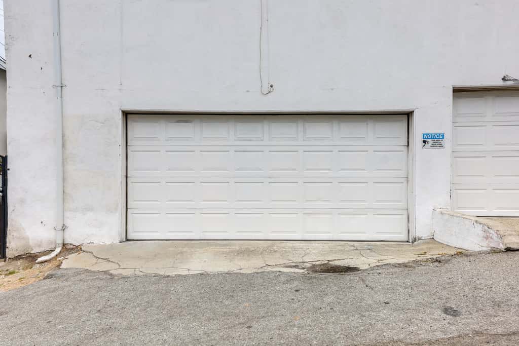 Spacious Furnished 1BR; Garage Parking; Garden