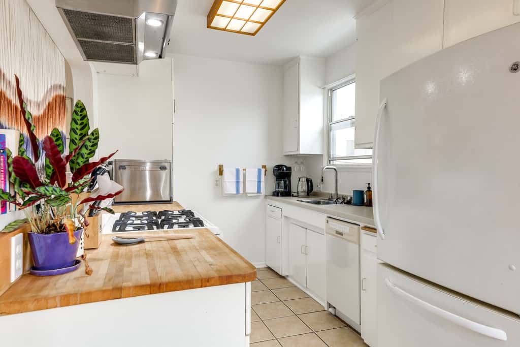 Spacious Furnished 1BR; Garage Parking; Garden