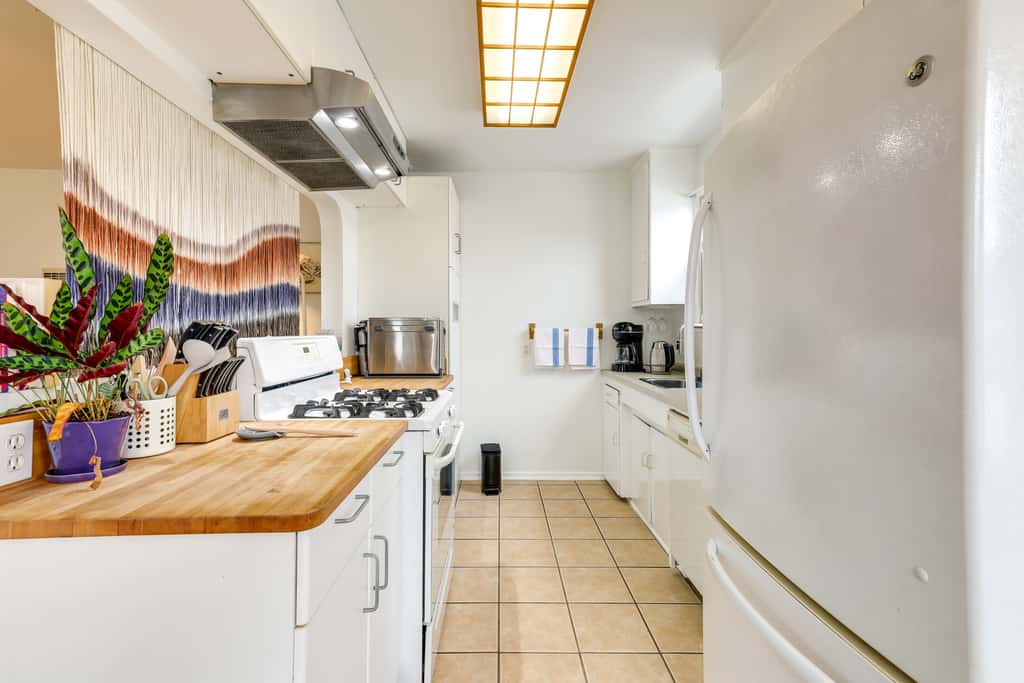 Spacious Furnished 1BR; Garage Parking; Garden