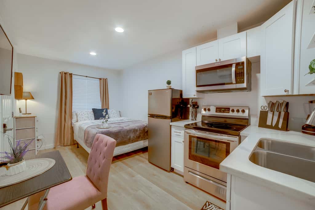 Nurse-Ready Rental 10 Mi to Dtwn Riverside!