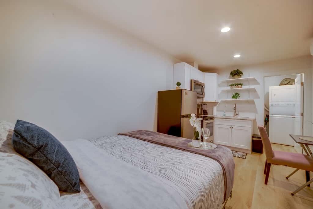Nurse-Ready Rental 10 Mi to Dtwn Riverside!