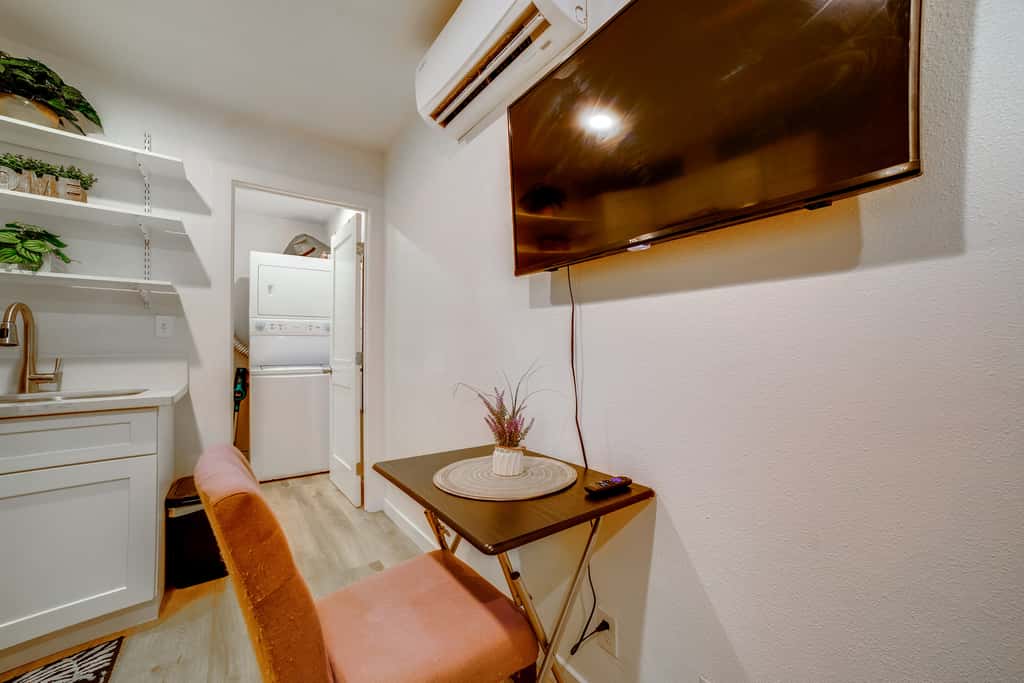 Nurse-Ready Rental 10 Mi to Dtwn Riverside!