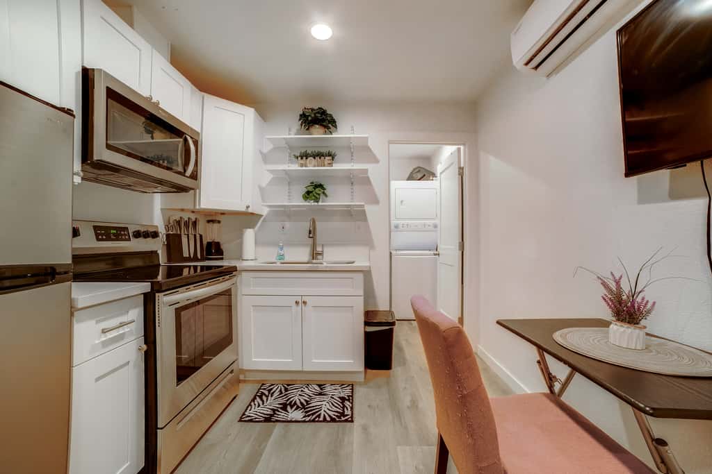 Nurse-Ready Rental 10 Mi to Dtwn Riverside!