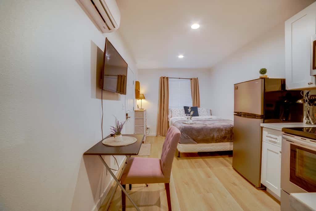 Nurse-Ready Rental 10 Mi to Dtwn Riverside!
