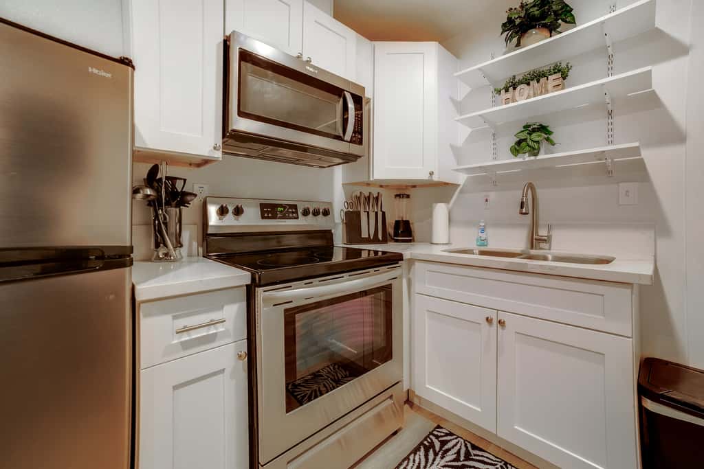 Nurse-Ready Rental 10 Mi to Dtwn Riverside!