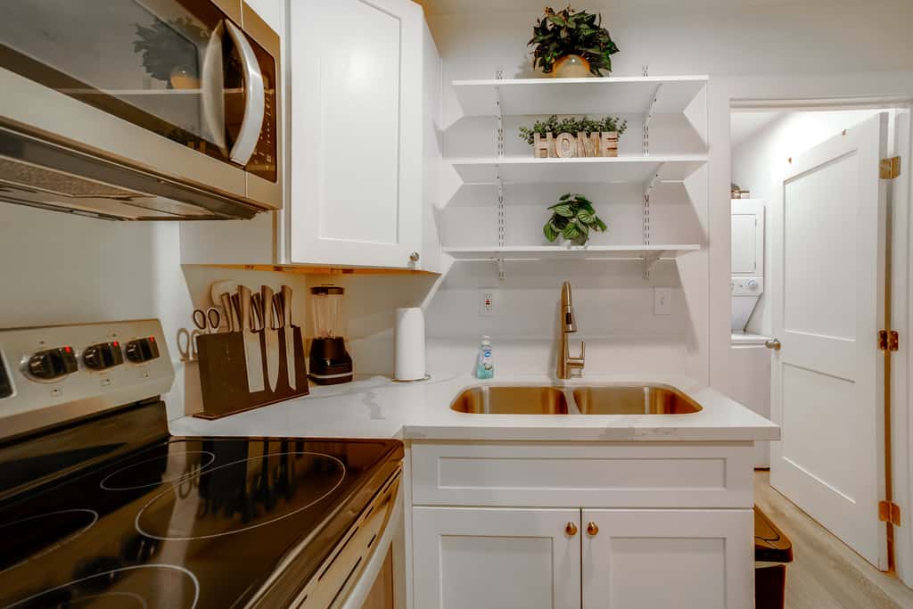 Nurse-Ready Rental 10 Mi to Dtwn Riverside!