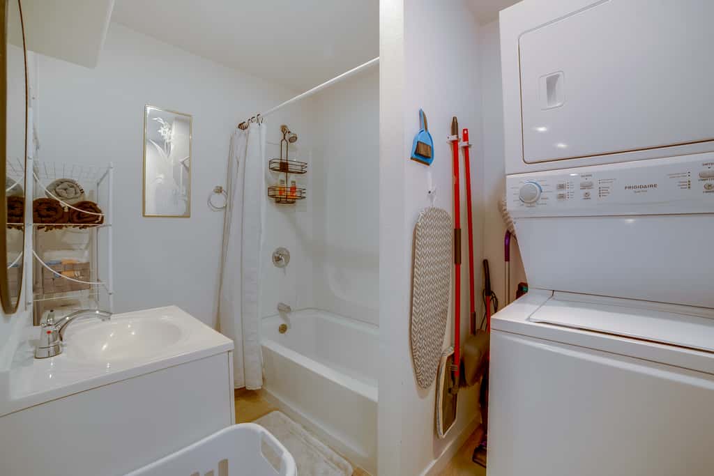 Nurse-Ready Rental 10 Mi to Dtwn Riverside!