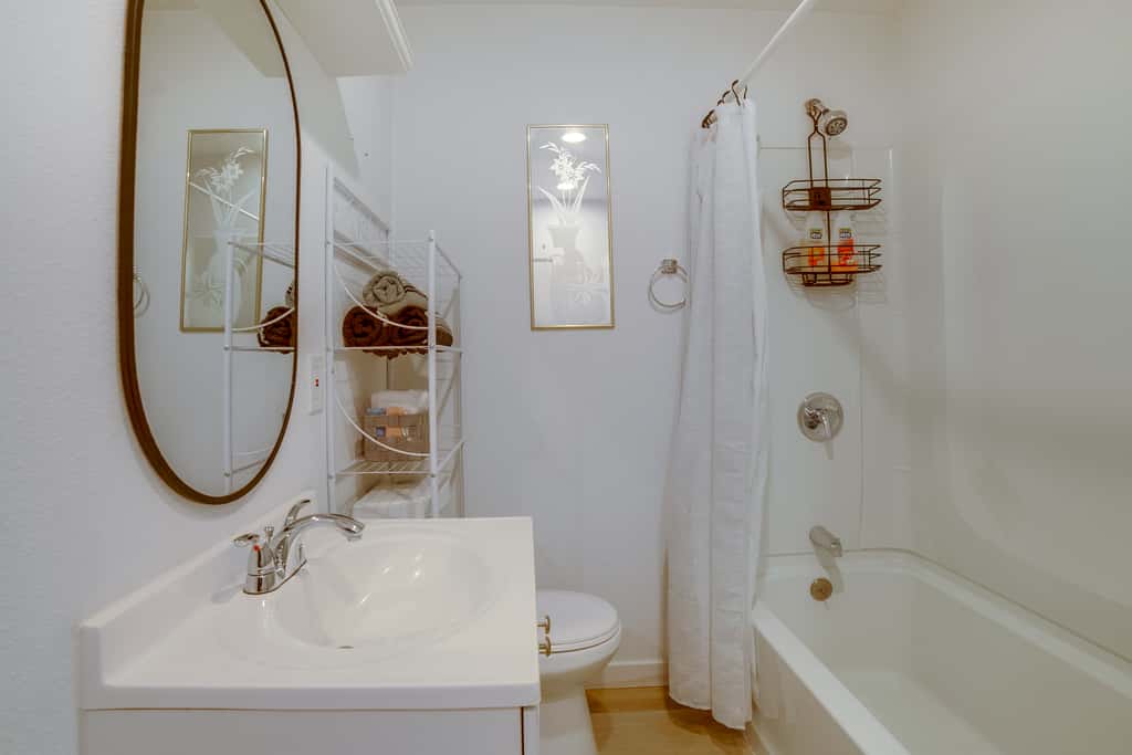 Nurse-Ready Rental 10 Mi to Dtwn Riverside!