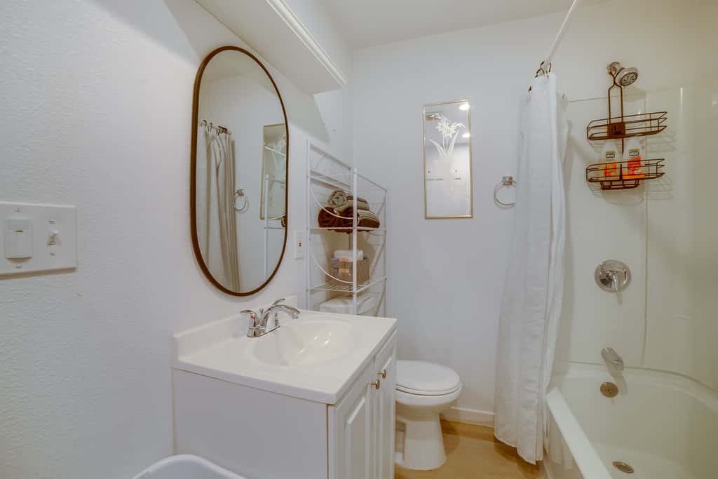 Nurse-Ready Rental 10 Mi to Dtwn Riverside!