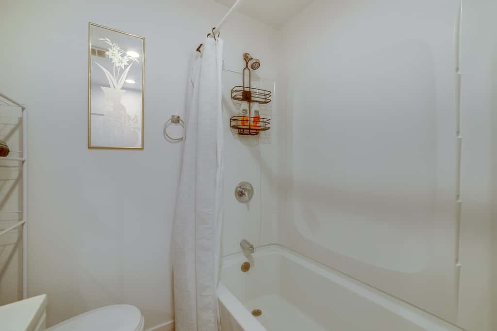 Nurse-Ready Rental 10 Mi to Dtwn Riverside!