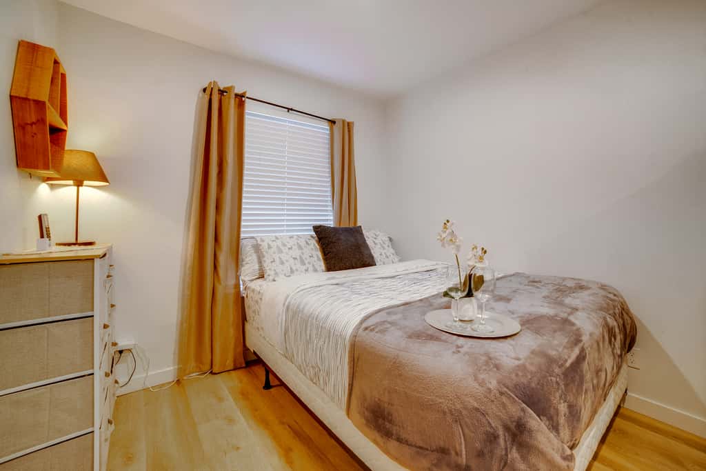 Nurse-Ready Rental 10 Mi to Dtwn Riverside!