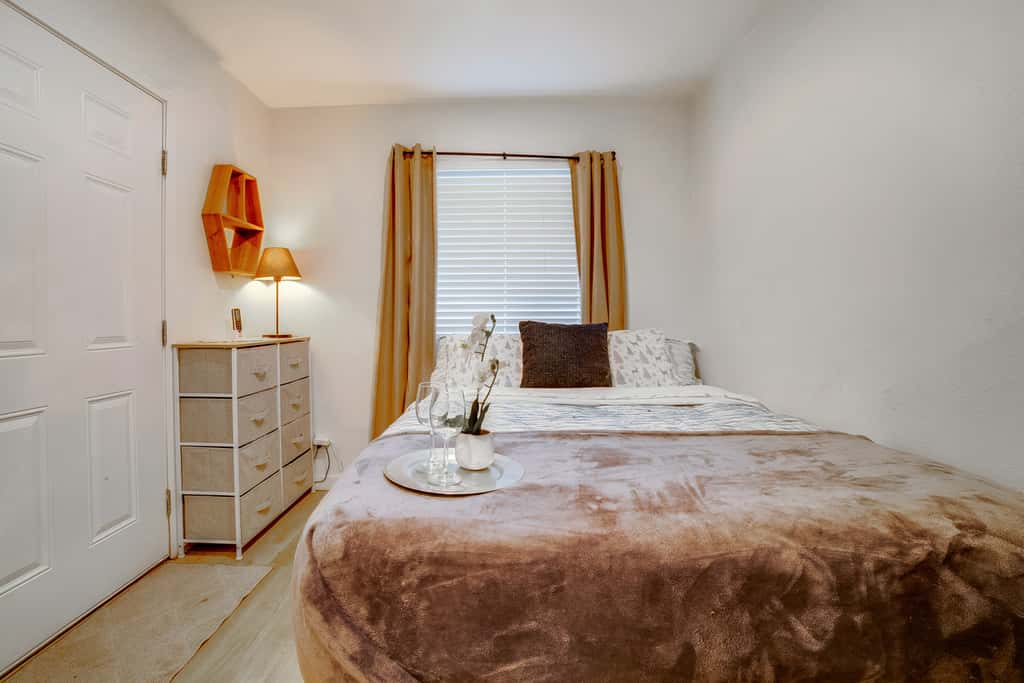Nurse-Ready Rental 10 Mi to Dtwn Riverside!