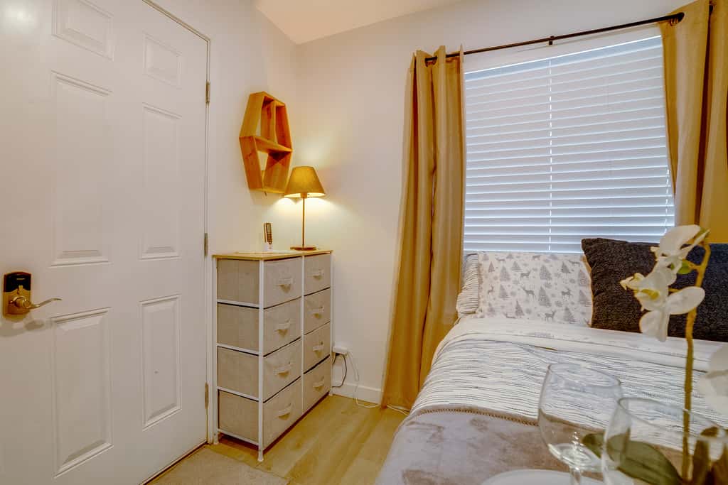 Nurse-Ready Rental 10 Mi to Dtwn Riverside!