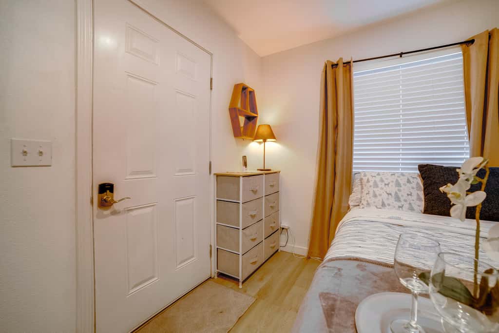 Nurse-Ready Rental 10 Mi to Dtwn Riverside!