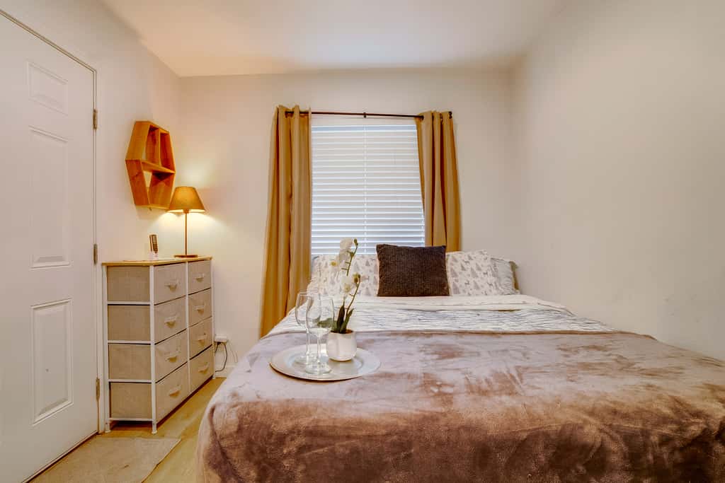 Nurse-Ready Rental 10 Mi to Dtwn Riverside!
