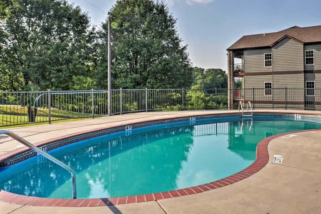 Relax Poolside! Golfer’s Oasis in Branson West