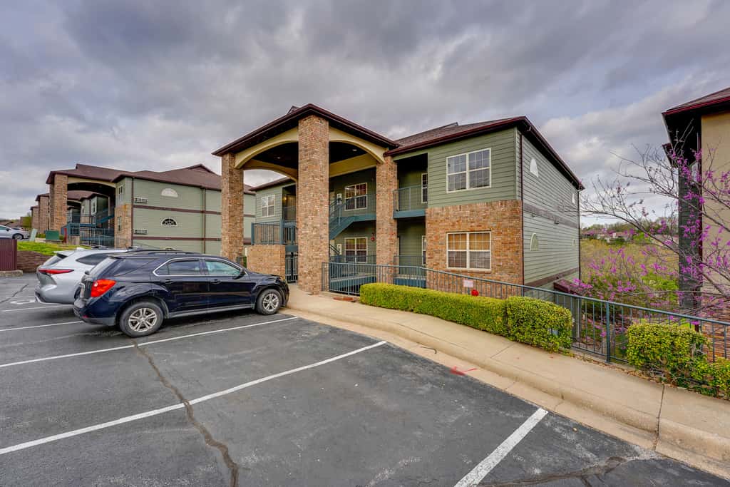 Relax Poolside! Golfer’s Oasis in Branson West