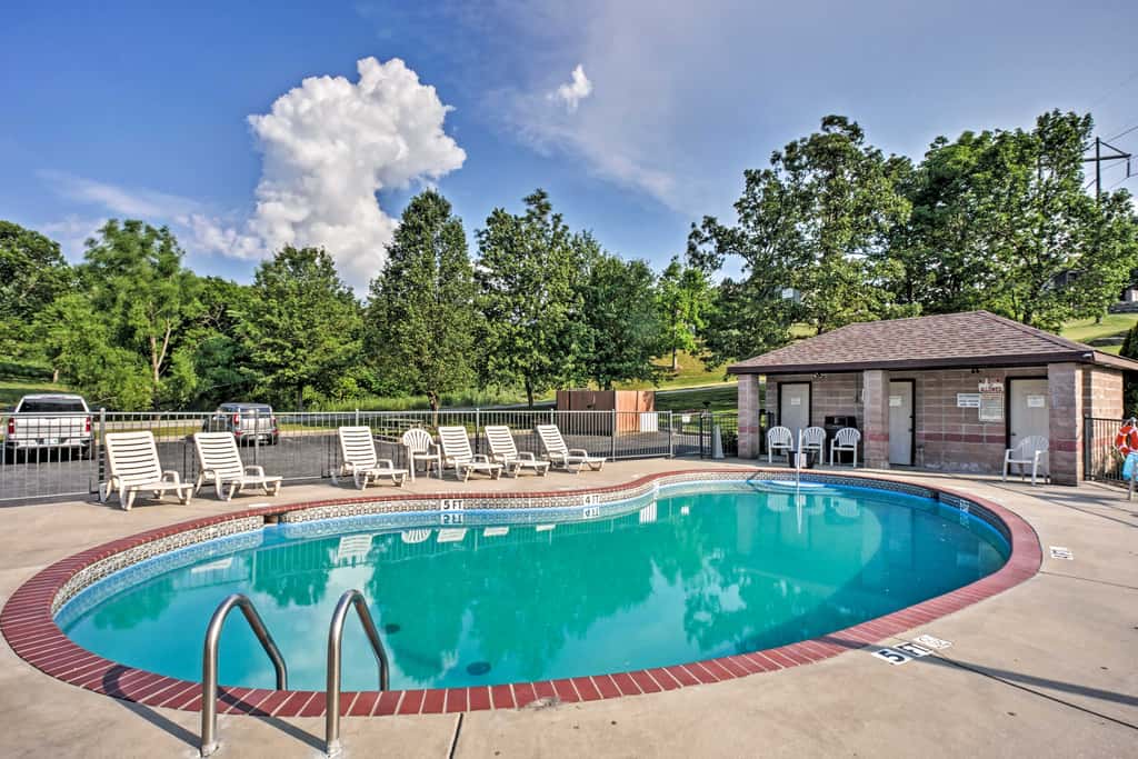 Relax Poolside! Golfer’s Oasis in Branson West