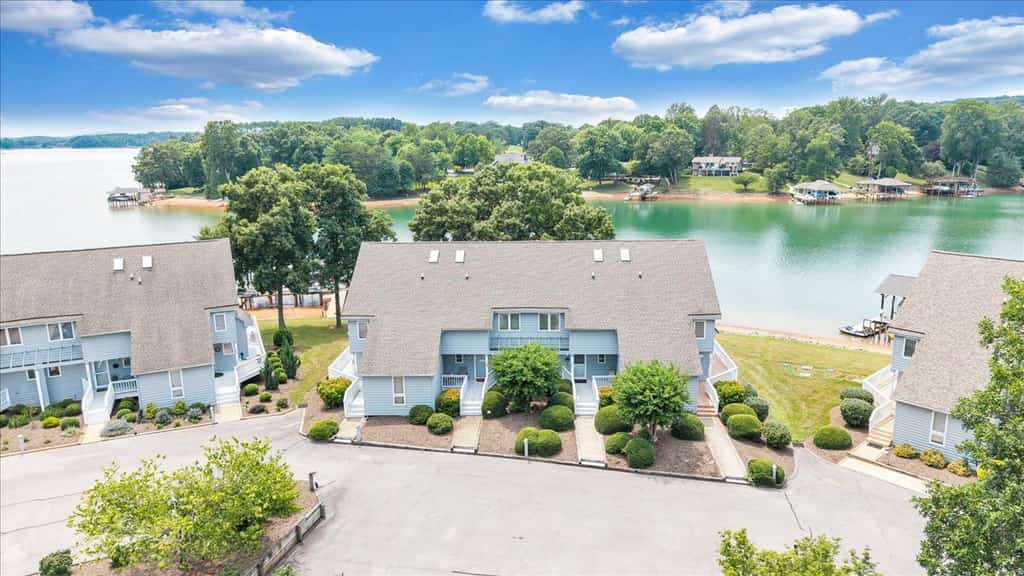 Lake It Up! Townhome in Waterways Community!