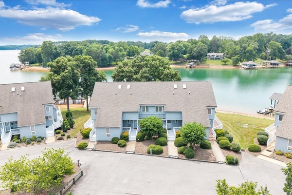 Lake It Up! Townhome in Waterways Community!