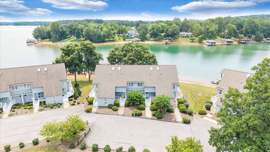 Lake It Up! Townhome in Waterways Community!