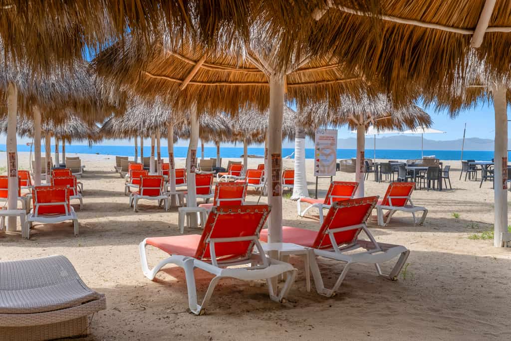 2BR condo near the ocean with pool, gym, WiFi, balcony