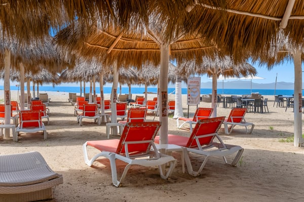 2BR condo near the ocean with pool, gym, WiFi, balcony