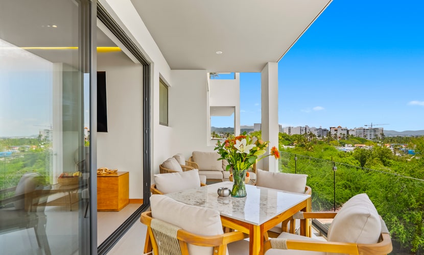 2BR condo near the ocean with pool, gym, WiFi, balcony
