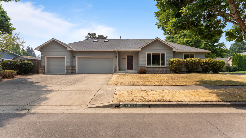 Evergreen Haven - Spacious Retreat Near the Best of Eugene