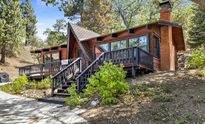 New Listing Big Bear Lake 2BR/1BA | Fireplace & Deck