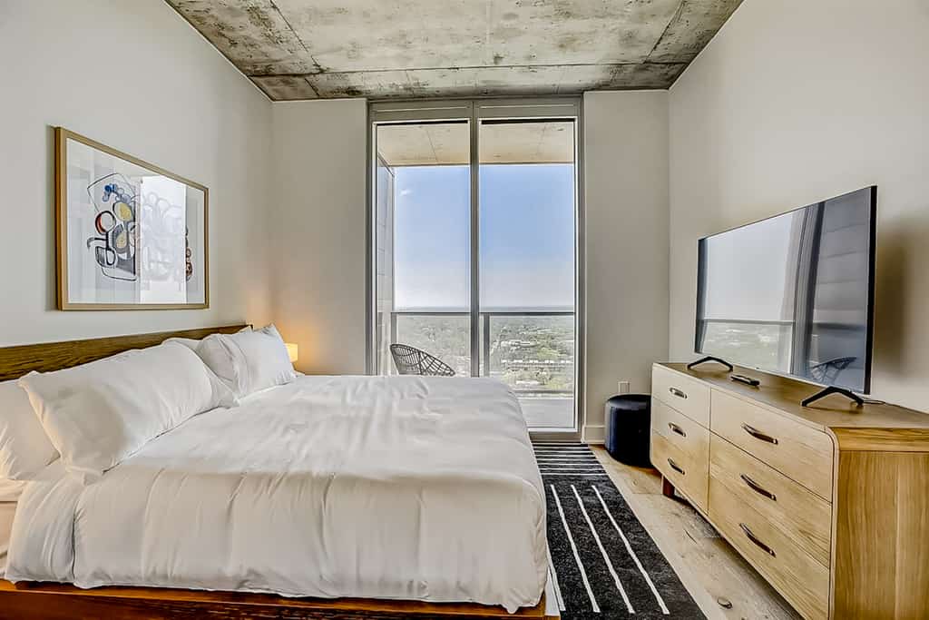 24th-floor 1BR Sleeps 4 | Rainey + Rooftop Pool