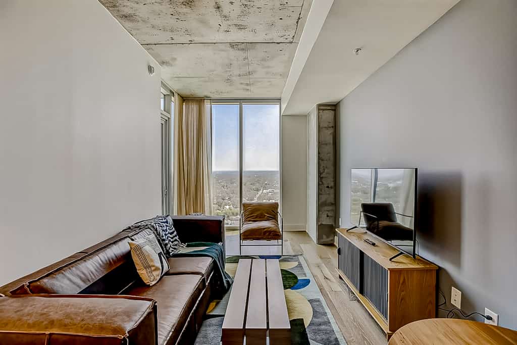 24th-floor 1BR Sleeps 4 | Rainey + Rooftop Pool