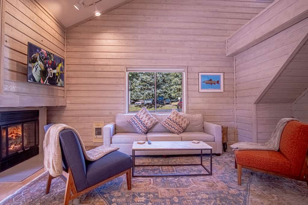 3BR Elkhorn Village condo with pool, hot tub, fireplace, and mountain access.