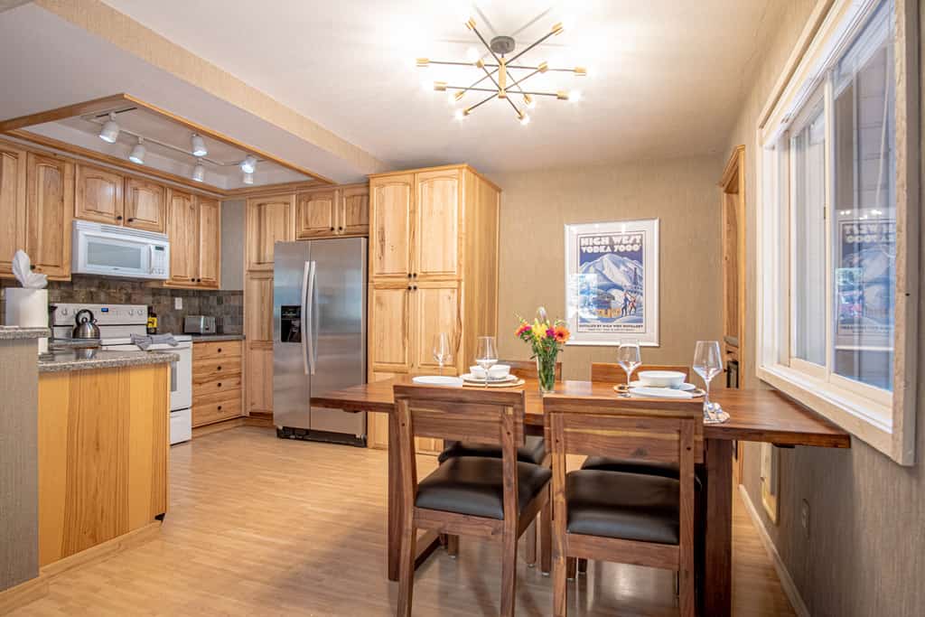 3BR Elkhorn Village condo with pool, hot tub, fireplace, and mountain access.