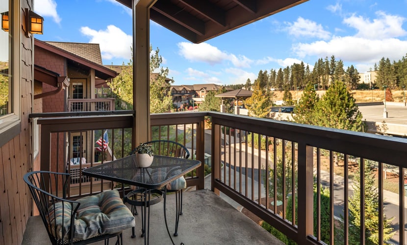 Sip your morning coffee on your private deck, then stroll to restaurants, shops, a movie theater, and the river trail without ever needing the car. Our 1-bedroom, 1-bathroom condo at the Village at Riverstone in Coeur d'Alene has a king bed, vaulted ceilings, and a full kitchen, and we've set it up so you can settle in fast, whether you're here for a weekend or a longer stay.