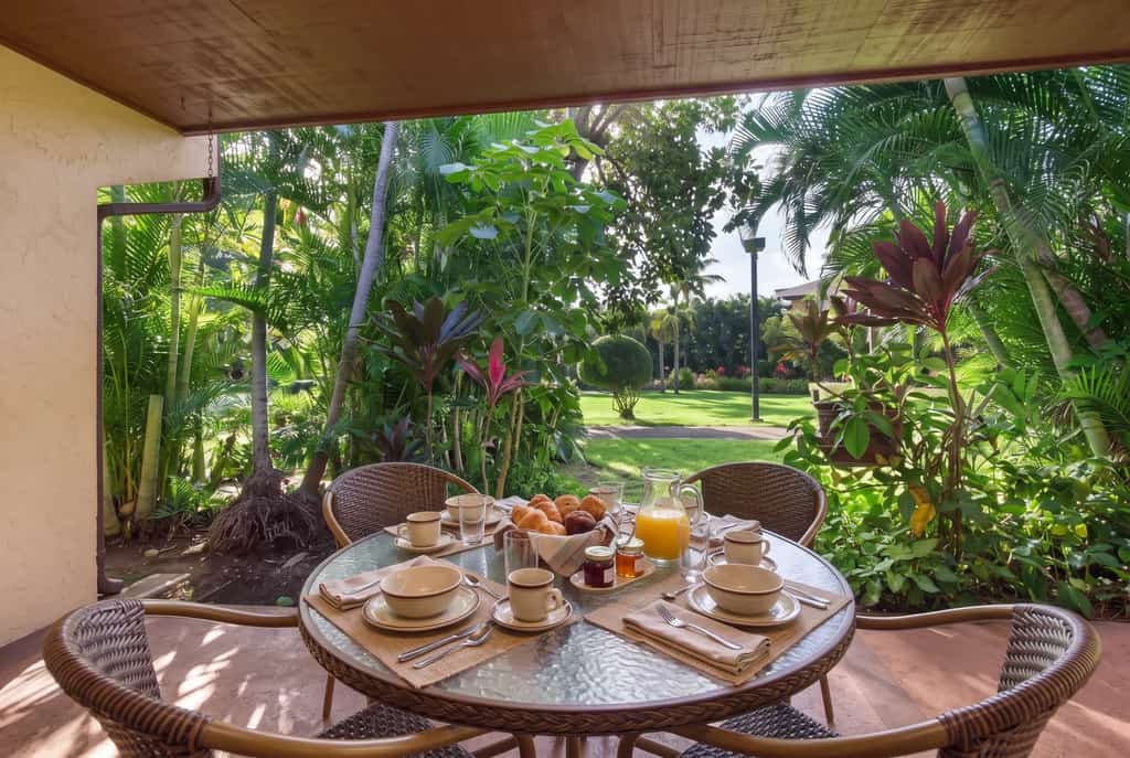 First-floor condo w/ garden view lanai, pool, hot tub, tennis courts and close to the ocean!