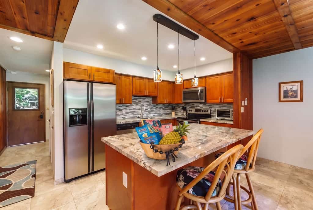 First-floor condo w/ garden view lanai, pool, hot tub, tennis courts and close to the ocean!