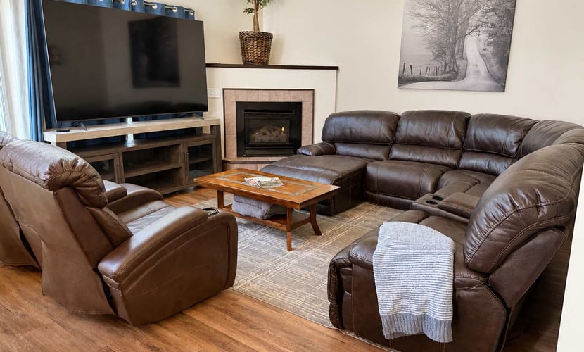 Settle into a bright, comfortable home designed for easy group stays and longer visits. This 3-bedroom, 3-bath townhouse sleeps up to 8 guests and offers a convenient home base in Midtown Coeur d’Alene. Enjoy a full kitchen, fast WiFi, dedicated workspace, private parking, and in-unit laundry. The lake, City Park, downtown, local shops, restaurants, and waterfront are all within easy reach.