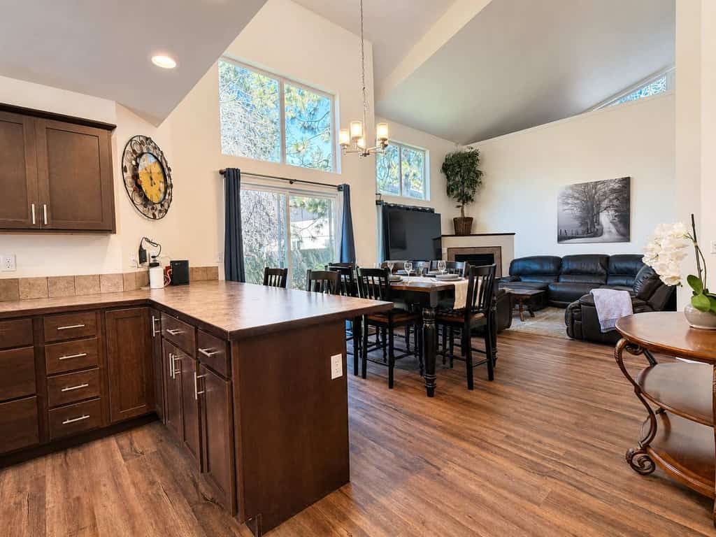 Settle into a bright, comfortable home designed for easy group stays and longer visits. This 3-bedroom, 3-bath townhouse sleeps up to 8 guests and offers a convenient home base in Midtown Coeur d’Alene. Enjoy a full kitchen, fast WiFi, dedicated workspace, private parking, and in-unit laundry. The lake, City Park, downtown, local shops, restaurants, and waterfront are all within easy reach.